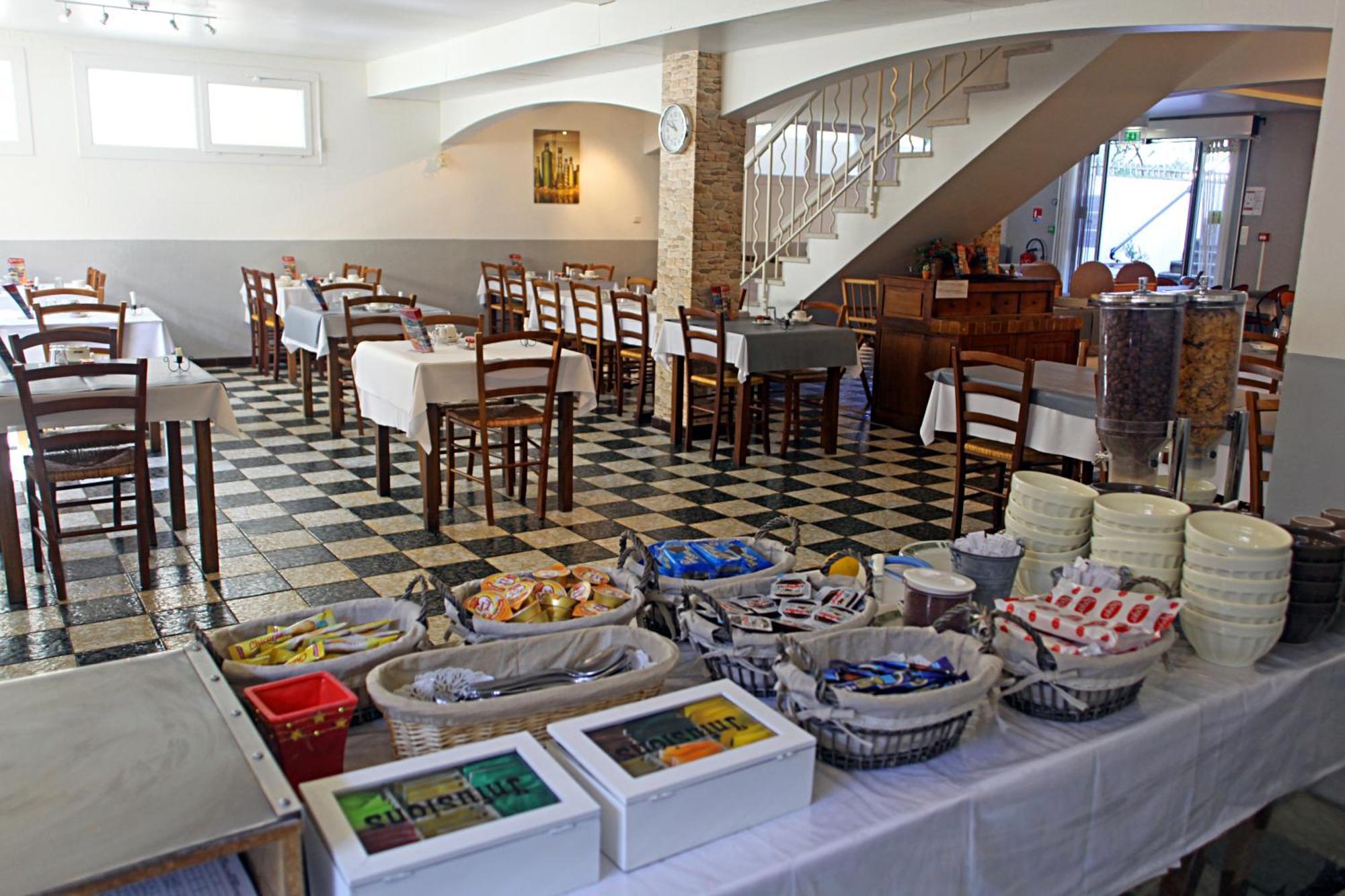 Le Petit Manoir Logis Hotel Les Angles  Екстериор снимка