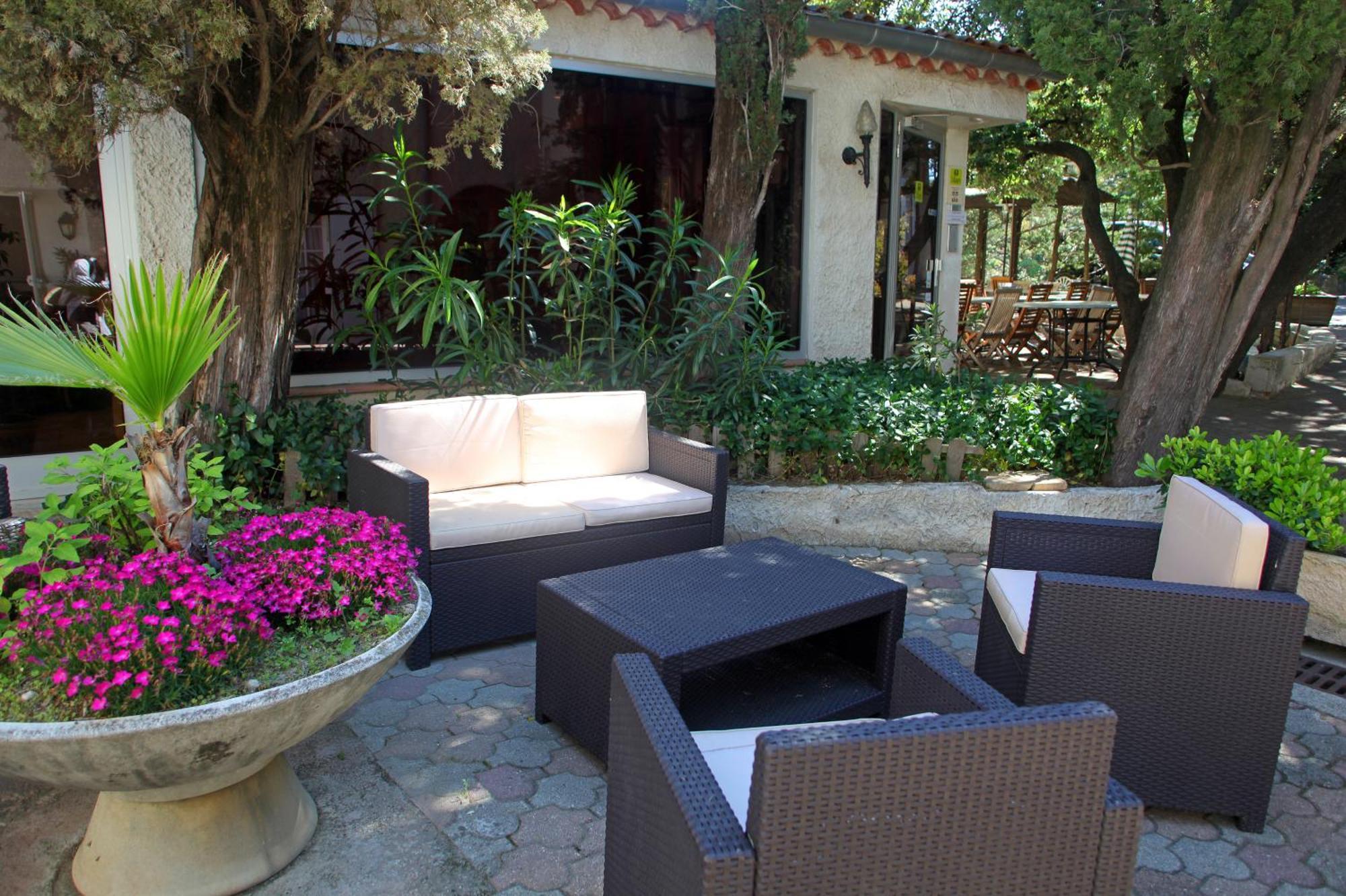 Le Petit Manoir Logis Hotel Les Angles  Екстериор снимка