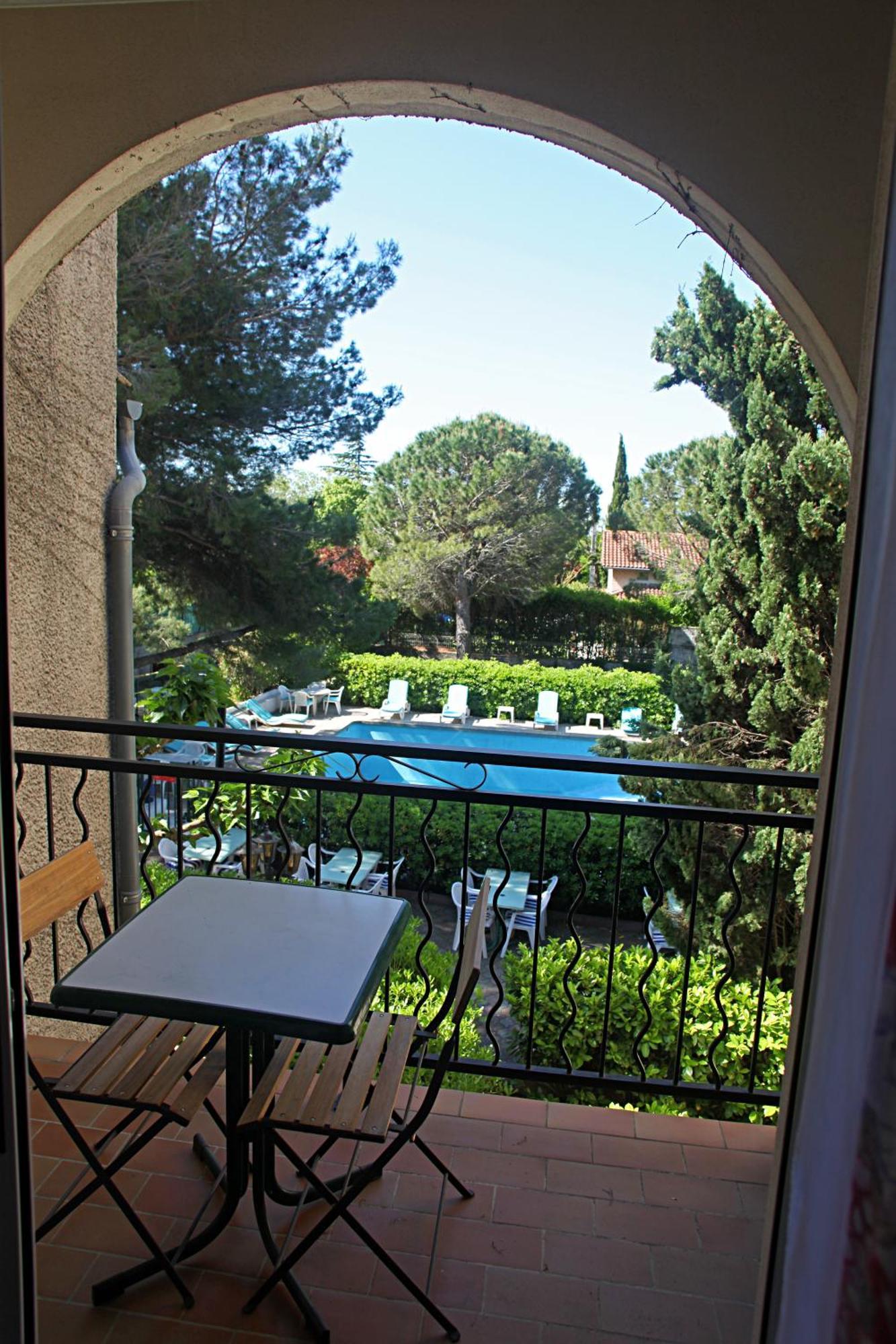 Le Petit Manoir Logis Hotel Les Angles  Екстериор снимка