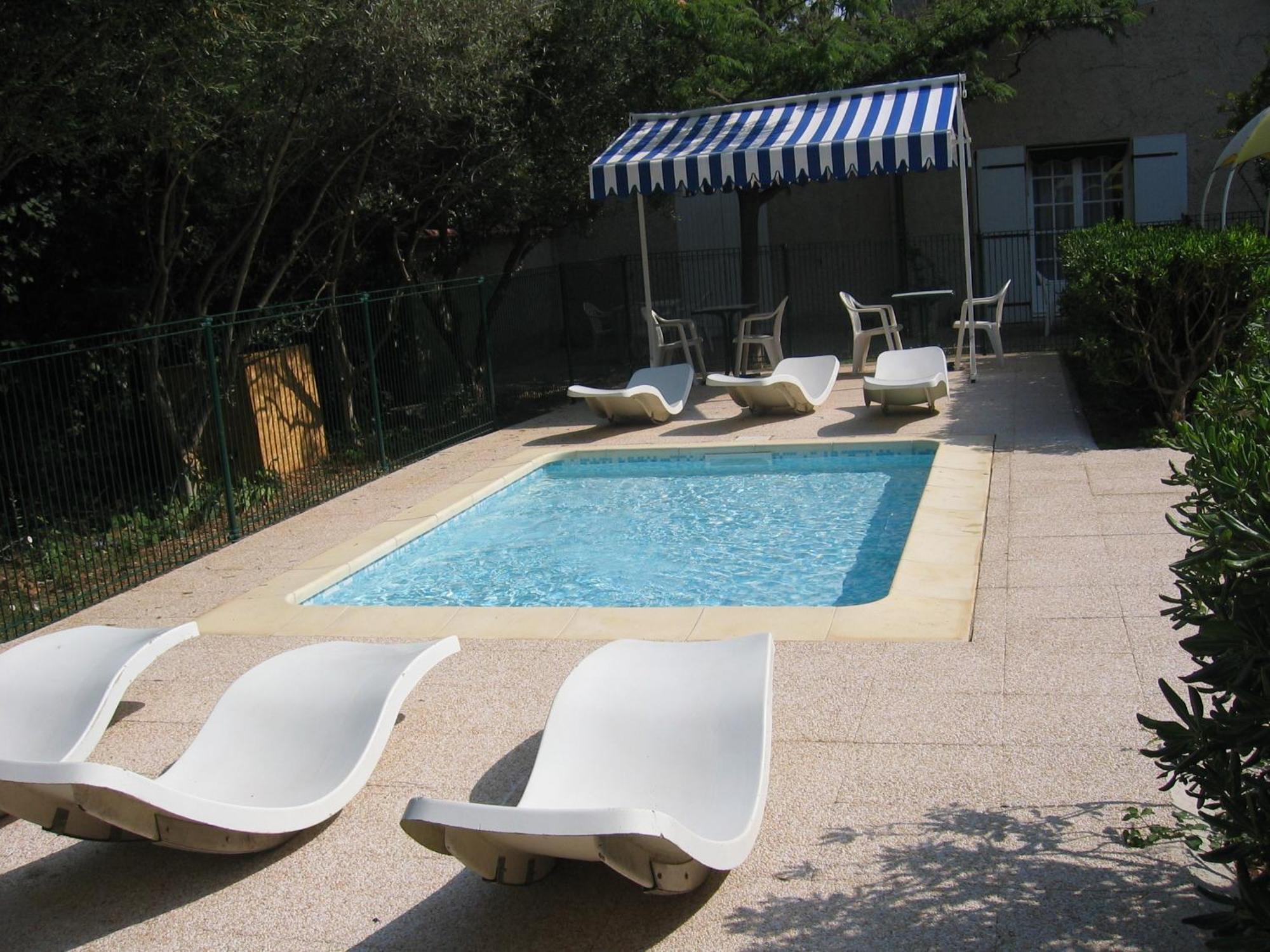 Le Petit Manoir Logis Hotel Les Angles  Екстериор снимка