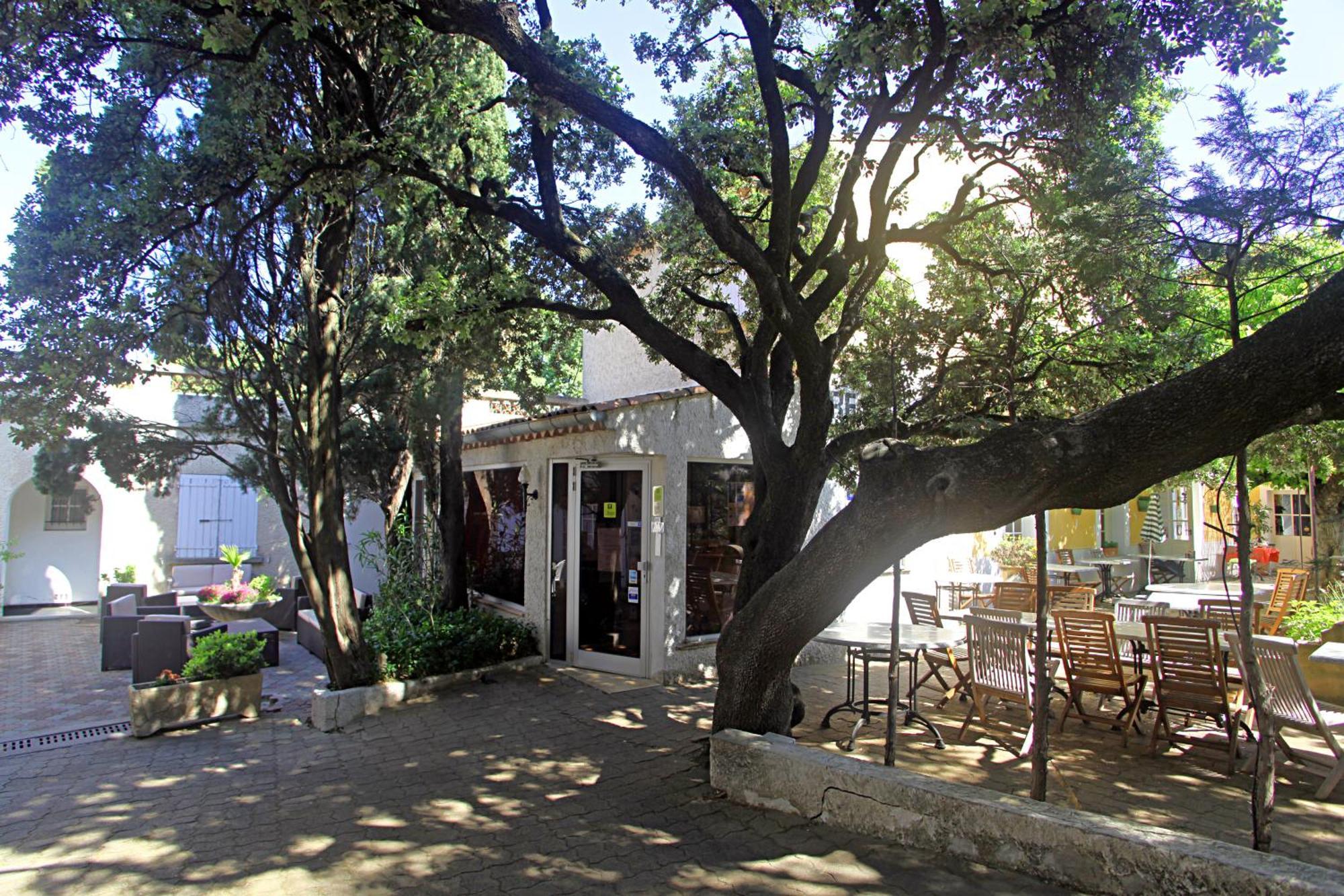 Le Petit Manoir Logis Hotel Les Angles  Екстериор снимка