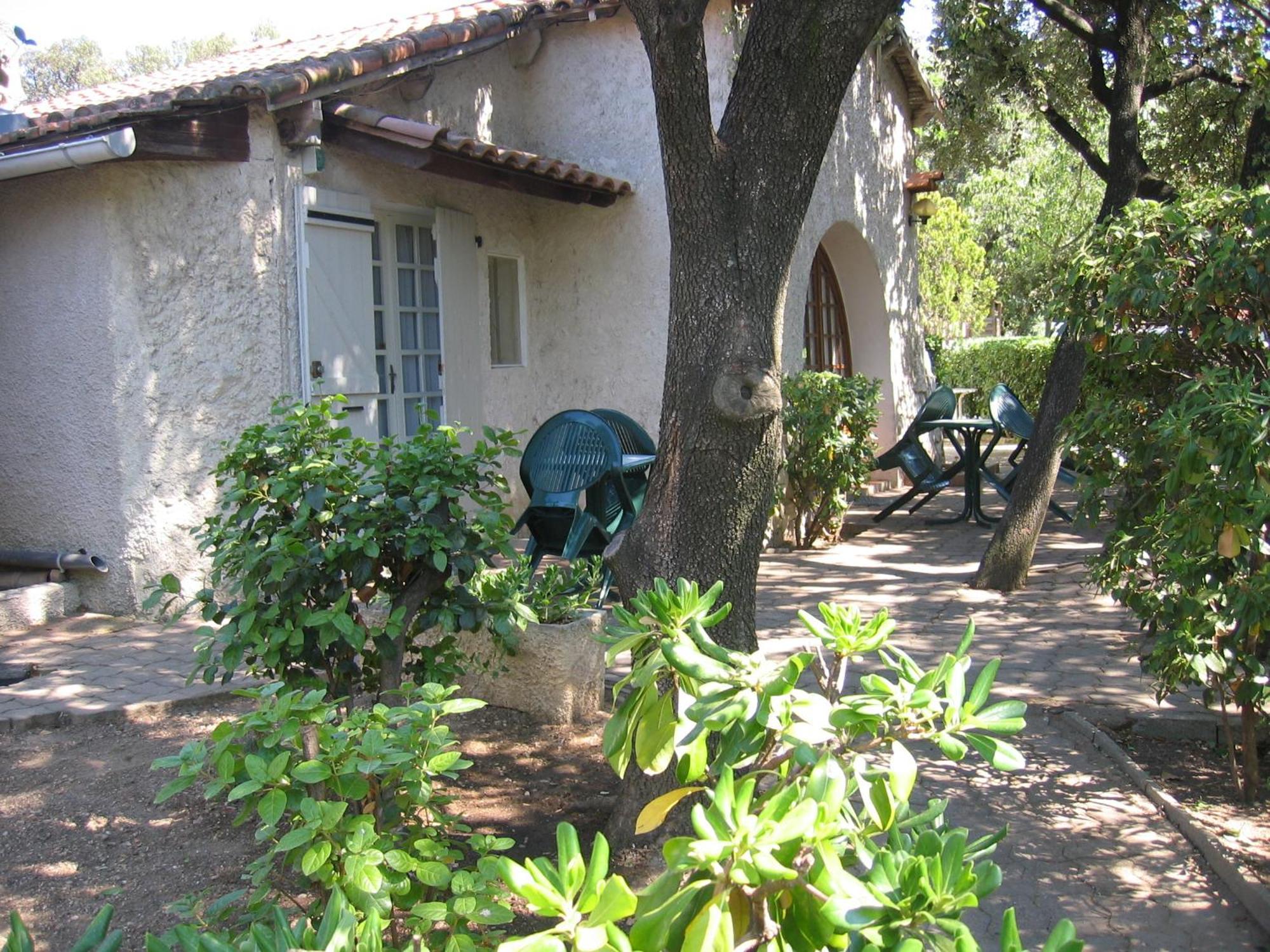Le Petit Manoir Logis Hotel Les Angles  Екстериор снимка